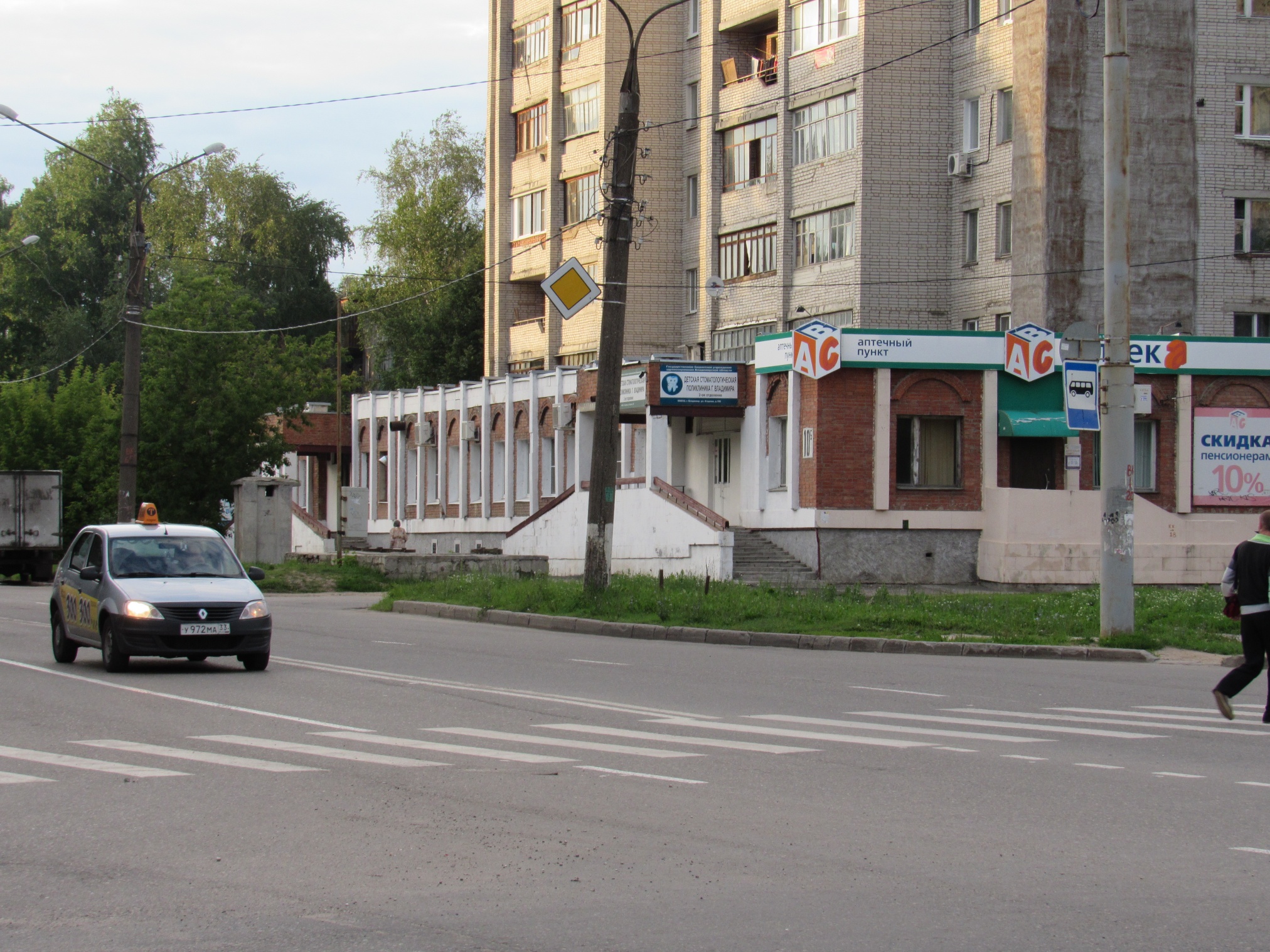 Фантом Егорова 10 Библиотека Не существует автобус на пешех. пер 14 27.JPG